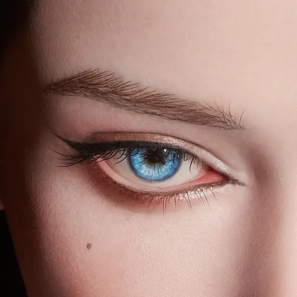 Implantierte Augenbrauen und Wimpern