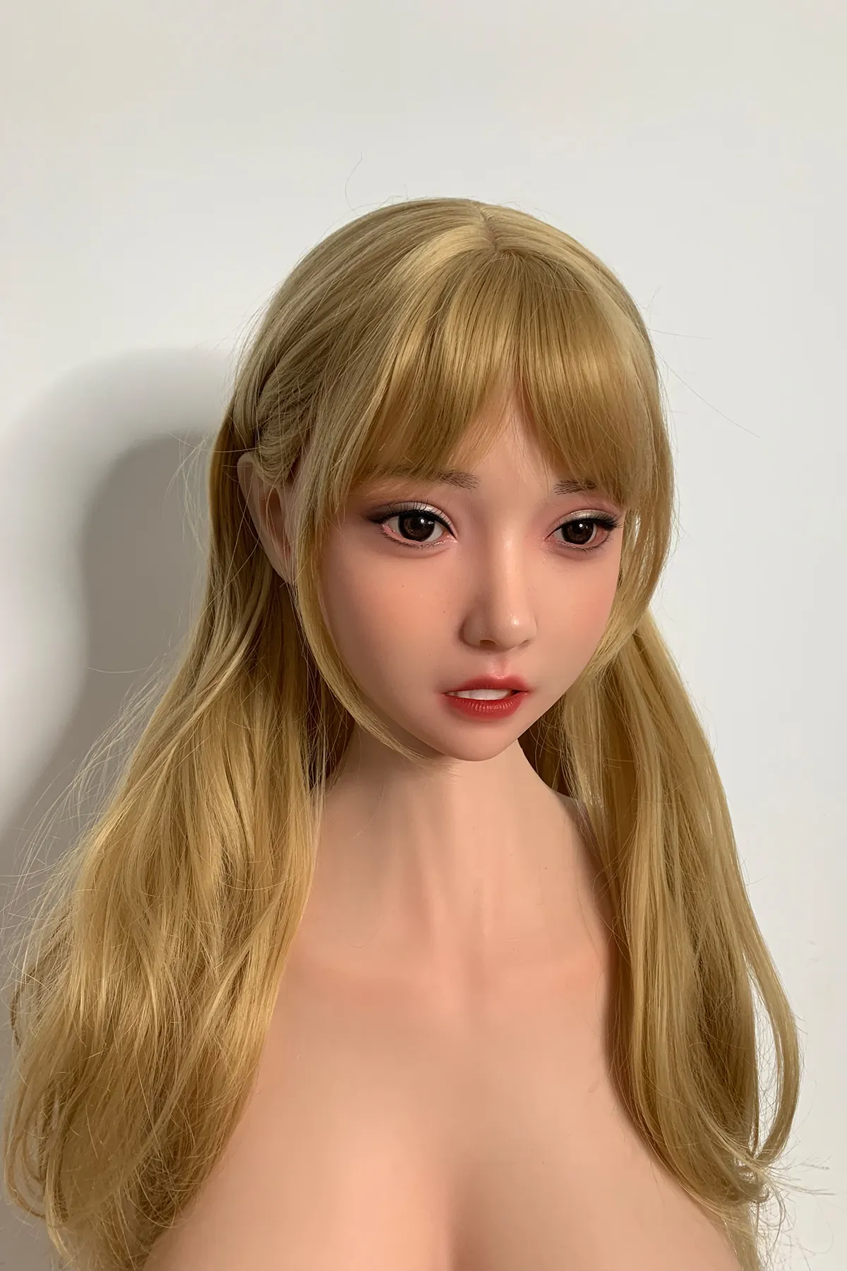 Perrine Rochemont - Sexpuppe sur mesure 168 cm aus Silikon intégral, teint naturel, tête 93 Werkfoto 1