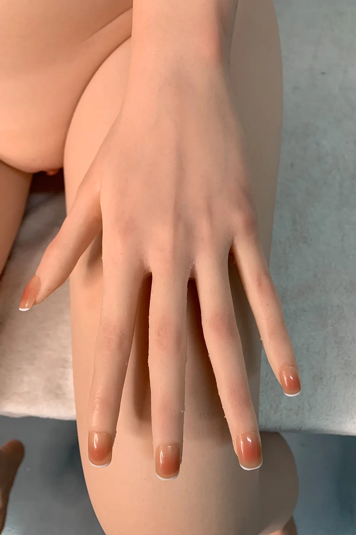 Léontine Noguès - Sexpuppe sur mesure 168 cm aus Silikon intégral, teint naturel, tête 178 Werkfoto 2