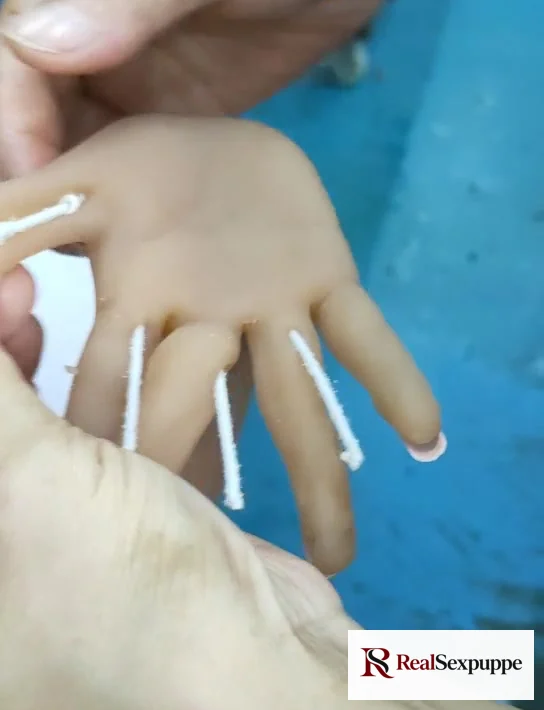Lokale Nahaufnahme einer Puppenhand aus bereitgestelltem Reparaturmaterial