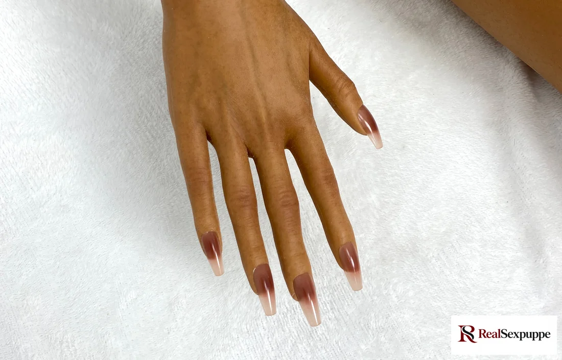 Handdetail aus den bereitgestellten Mouna-SiE159-Produktfotos